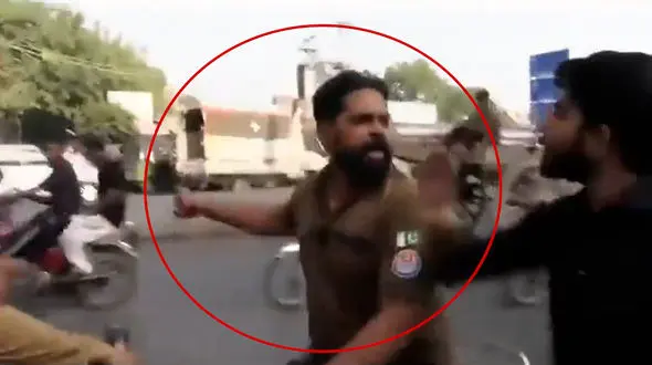 حمله افسر پلیس به گزارشگر در پاکستان