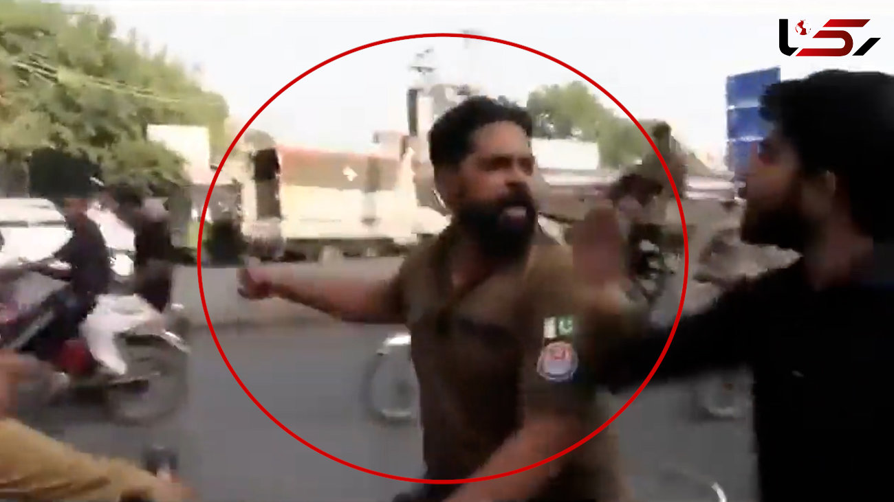 حمله افسر پلیس به گزارشگر در پاکستان