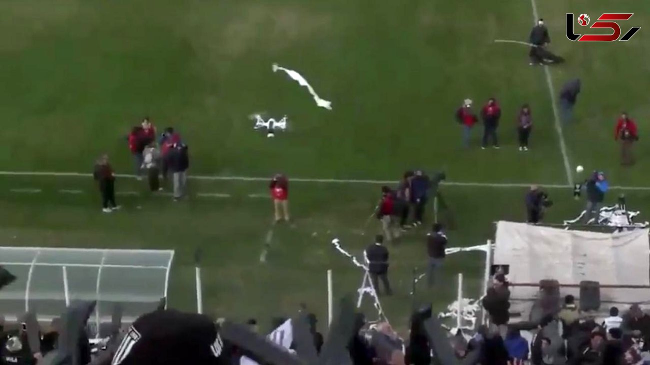 سقوط یک پهباد با پرتاب دستمال کاغذی از سوی تماشاچیان فوتبال + فیلم