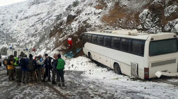 اتوبوس در گردنه حیران صبح امروز لیز خورد و به کوه زد + عکس