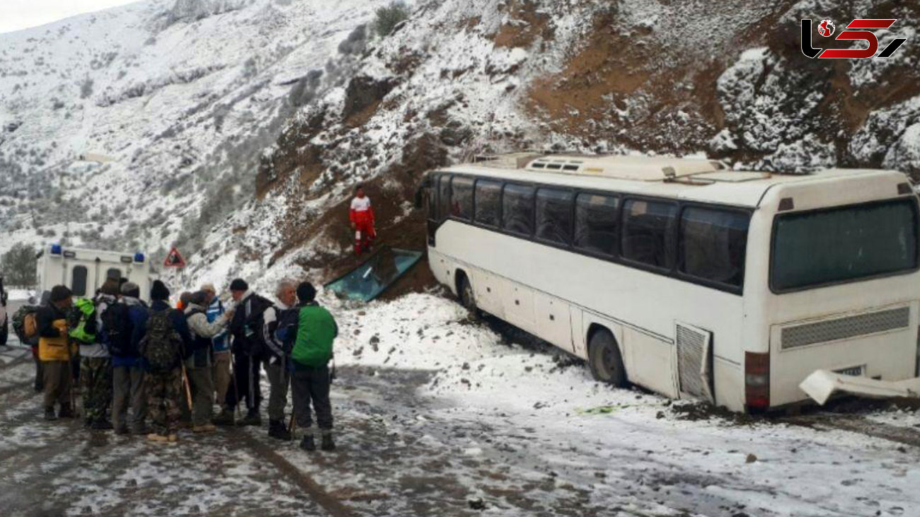 اتوبوس در گردنه حیران صبح امروز لیز خورد و به کوه زد + عکس