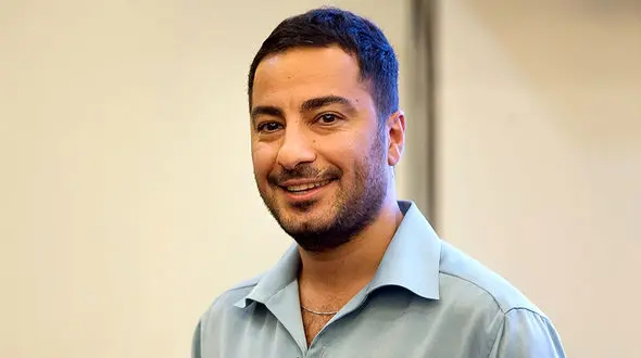 تیپ ترسناک نوید محمدزاده در عیادت از آقای بازیگر + عکس