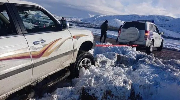 خدمت زیبای پلیس راه فارس در کمک به مردم گرفتار در برف +تصاویر
