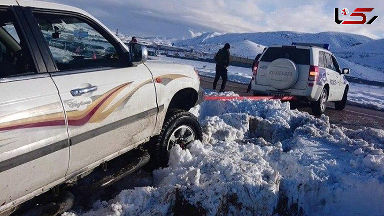 خدمت زیبای پلیس راه فارس در کمک به مردم گرفتار در برف +تصاویر