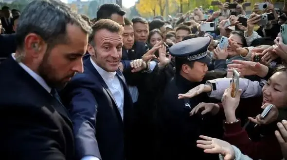 امانوئل ماکرون و استقبال عجیب دانشجویان چینی