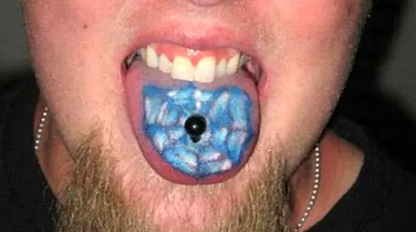 خالکوبی های عجب روی زبان + تصاویر