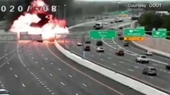 انفجار تانکر حمل سوخت در بزرگراه + فیلم