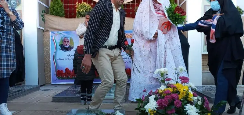 کار زیبای زوج کرمانی قبل از مراسم عقد در مزار شهید قاسم سلیمانی 