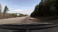 تصادف شاخ به شاخ موتورسوار با یک کامیون در جاده +فیلم