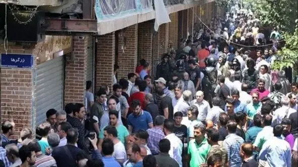 جنگ هست اما غیرت بازاریان عقب نشینی نکرد /  بازار بزرگ تهران مسیر عادی فعالیت خود را ادامه می دهد