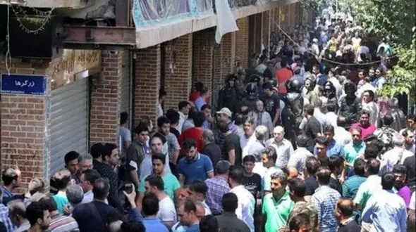 جنگ هست اما غیرت بازاریان عقب نشینی نکرد /  بازار بزرگ تهران مسیر عادی فعالیت خود را ادامه می دهد