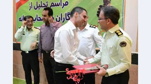 تجلیل رییس پلیس آبادان از خبرنگار رکنا در خوزستان + عکس