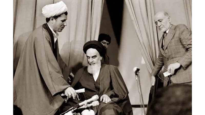 مهندس مهدی بازرگان نخست وزیر دولت موقت بعد از پیروزی انقلاب اسلامی سال 1357 ایران - امام خمینی (ره) بنیانگذار انقلاب اسلامی و آیت الله اکبر هاشمی رفسنجانی