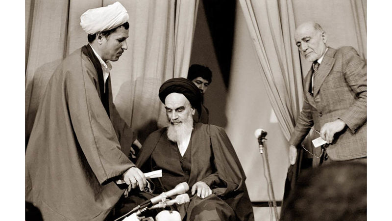 مهندس مهدی بازرگان نخست وزیر دولت موقت بعد از پیروزی انقلاب اسلامی سال 1357 ایران - امام خمینی (ره) بنیانگذار انقلاب اسلامی و آیت الله اکبر هاشمی رفسنجانی