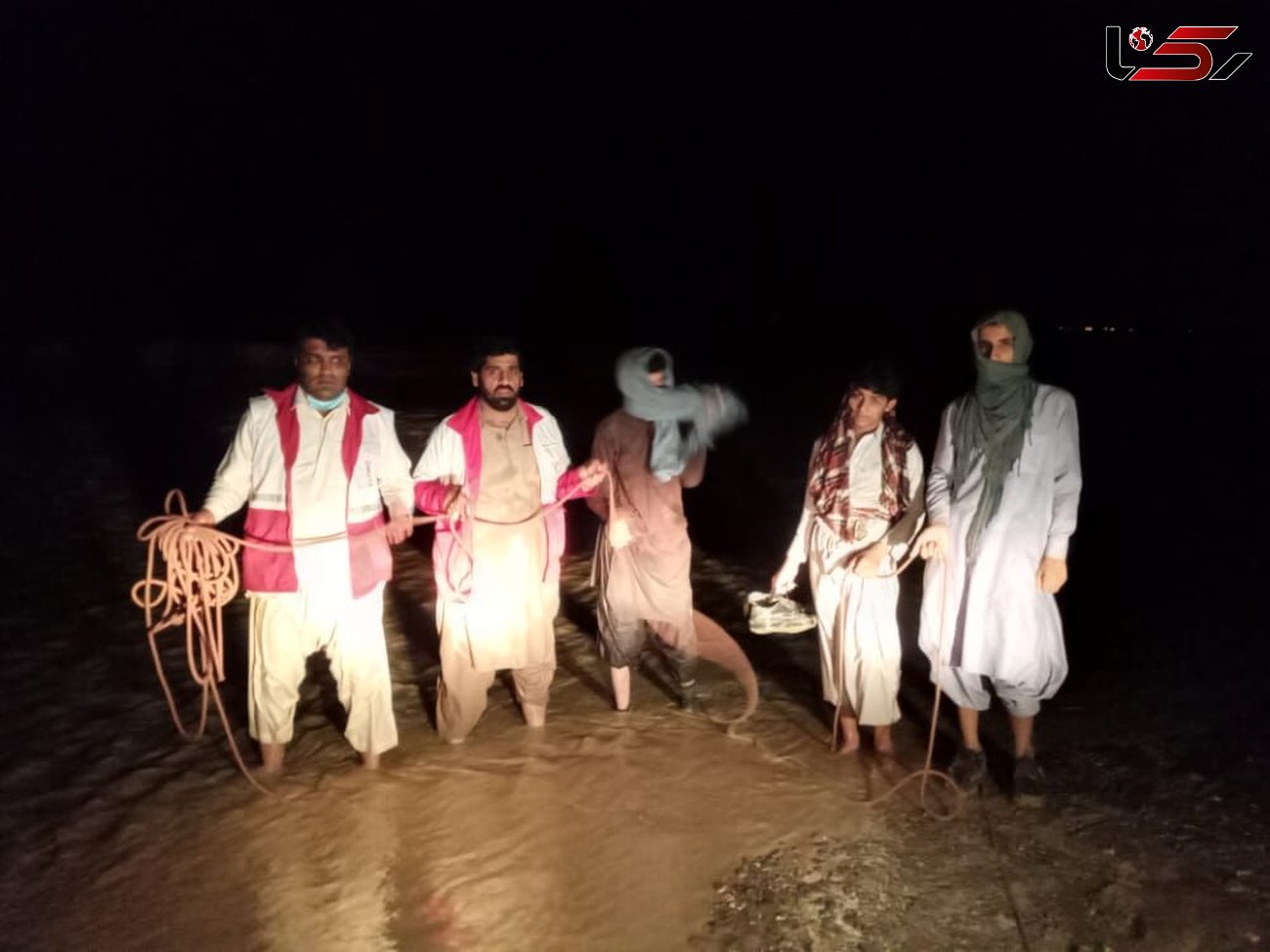 نجات 5 گرفتار در سیلاب فنوج سیستان و بلوچستان