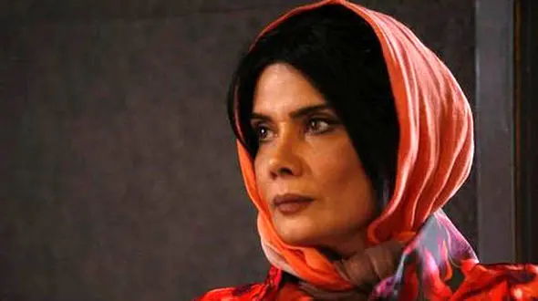 عاطفه رضوی در کنار ساخته دست همسرش