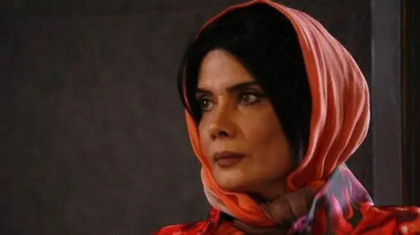 عاطفه رضوی در کنار ساخته دست همسرش