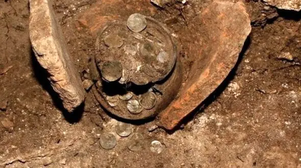 کشف گنج از کوزه پر از سکه زیر خاک های کنار رودخانه