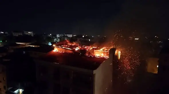 اعزام 55 آتش نشان به آتش سوزی هولناک یک خانه ویلایی در رشت +فیلم و عکس