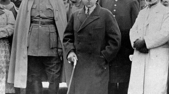 مخبر السلطنه که بود؟