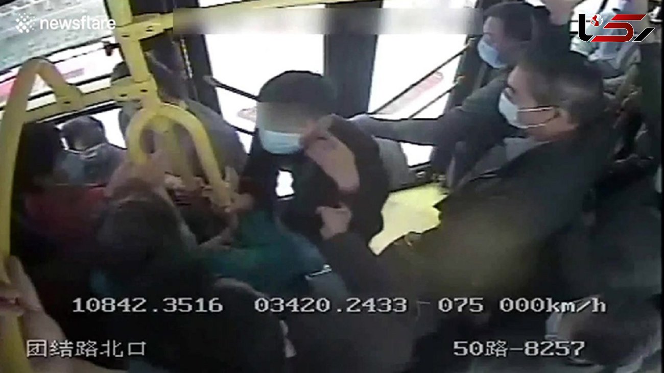 کله دزد در میان در اتوبوس گیر کرد + فیلم