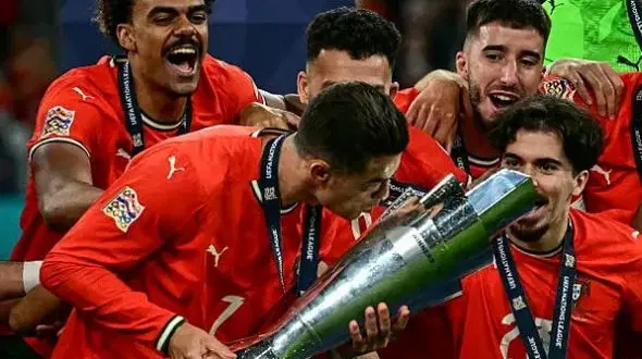 تحسین دنیا برای کریس/ اشک شوق رونالدو برای جام در 40 سالگی + فیلم