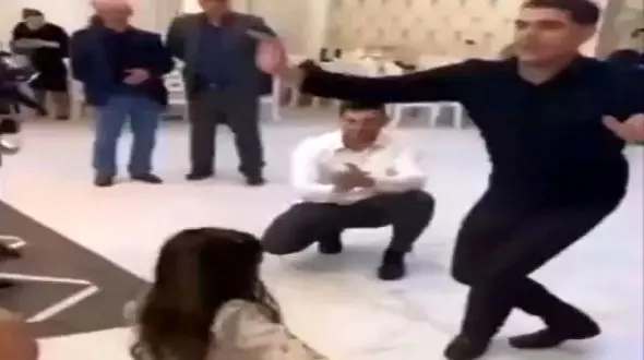 آواز شاد؛ ببینید این دختر کوچولو وسط مجلس چه هماهنگ با باباش میرقصه و دلبری میکنه