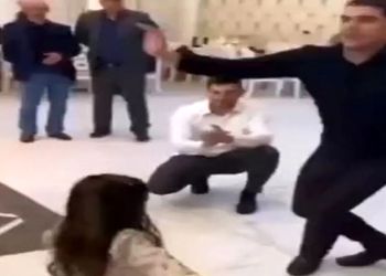 آواز شاد؛ ببینید این دختر کوچولو وسط مجلس چه هماهنگ با باباش میرقصه و دلبری میکنه