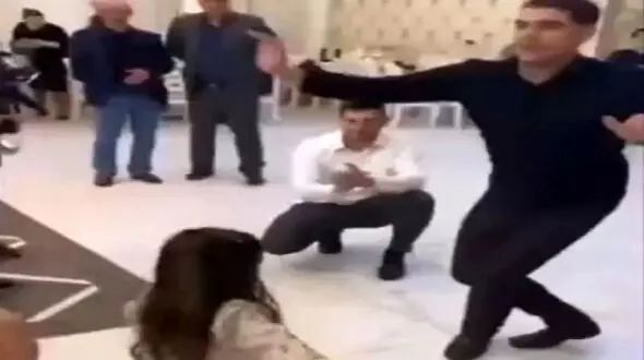 آواز شاد؛ ببینید این دختر کوچولو وسط مجلس چه هماهنگ با باباش میرقصه و دلبری میکنه
