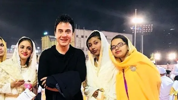 فیلم / سردار آزمون: تبریک میگم به عموپورنگ که با دخترخاله آمیتاباچان ازدواج کرده  نمیدونم چرا نمیگه زن گرفتی دشمن نگرفتی که ...