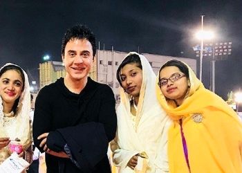 فیلم / سردار آزمون: تبریک میگم به عموپورنگ که با دخترخاله آمیتاباچان ازدواج کرده  نمیدونم چرا نمیگه زن گرفتی دشمن نگرفتی که ...