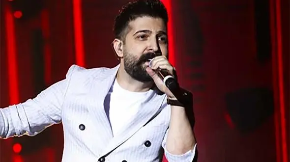 دانلود آهنگ احساسی کنارم باش از حمید هیراد+ متن ترانه/عشقت مرا ویرانه کرده دیوانه ای بی خانه کرده