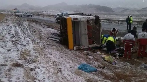واژگونی هولناک مینی بوس در جاده تبریز