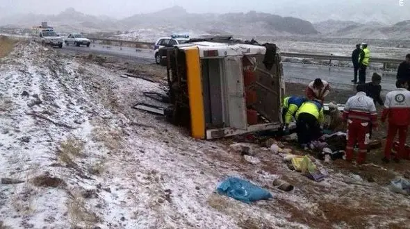 واژگونی هولناک مینی بوس در جاده تبریز