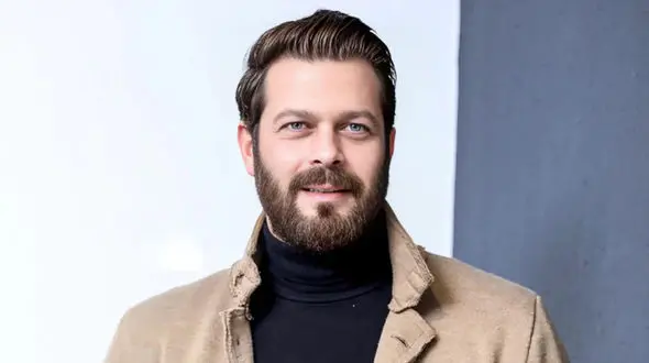 نگاهی به خونه زندگی لوکس و دلباز پژمان بازغی ، امیرتاجیک سریال هشت‌ونیم دقیقه با چیدمان شیک و لاکچری +عکس