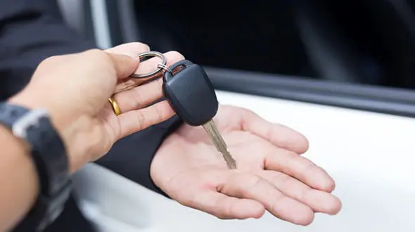 اعتراض رانندگان استیجاری نهادهای دولتی/ نزدیک به ۹۰۰ راننده مشمول قانون ایثارگران هنوز تبدیل وضعیت نشده‌اند + فیلم