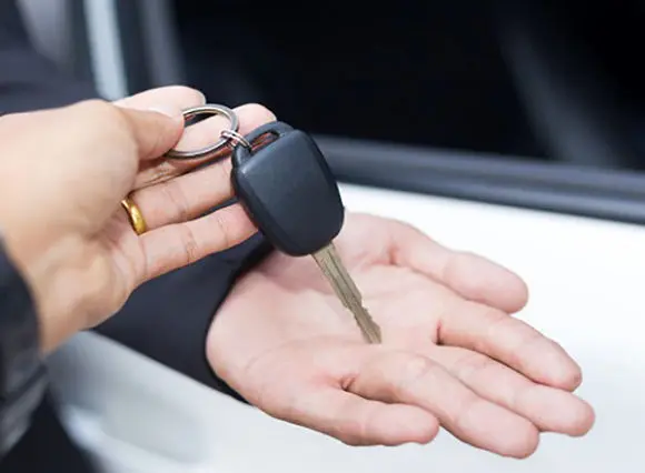 اعتراض رانندگان استیجاری نهادهای دولتی/ نزدیک به ۹۰۰ راننده مشمول قانون ایثارگران هنوز تبدیل وضعیت نشده‌اند + فیلم