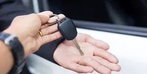 اعتراض رانندگان استیجاری نهادهای دولتی/ نزدیک به ۹۰۰ راننده مشمول قانون ایثارگران هنوز تبدیل وضعیت نشدهاند + فیلم