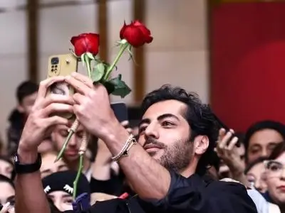 فیلم / اکران عمومی بامداد خمار دیشب با استقبال گسترده دختران جوان برگزار شد /  از جیغ و داددختران با دیدن رحیم نجار و درخواست سلفی با این بازیگر  /  نوید پورفرج چه گفت ؟!