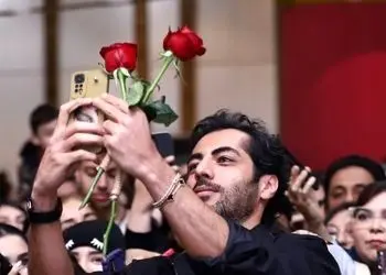 فیلم / اکران عمومی بامداد خمار دیشب با استقبال گسترده دختران جوان برگزار شد /  از جیغ و داددختران با دیدن رحیم نجار و درخواست سلفی با این بازیگر  /  نوید پورفرج چه گفت ؟!