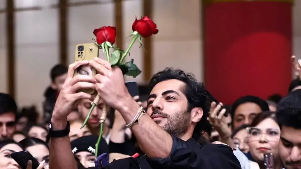 اکران عمومی بامداد خمار دیشب با استقبال گسترده دختران جوان برگزار شد / از جیغ و داددختران با دیدن رحیم نجار و درخواست سلفی با این بازیگر / نوید پورفرج چه گفت ؟!