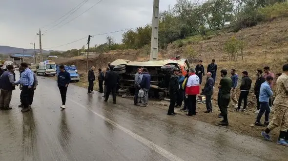 واژگونی مینی بوس در محور عجب شیر با یک کشته و  ۱۶ مصدوم