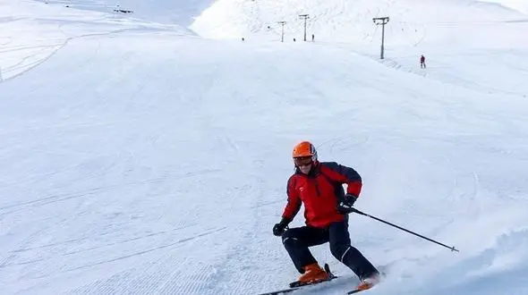 ببینید / نجات معجزه آسا و شانسی یک اسکی باز از زیر خروارها برف + فیلم