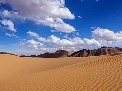 بهترین زمان سفر به کویر طبس + جاذبه‌های معروف اطراف طبس