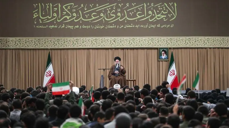 رهبر انقلاب در دیدار هزاران نفر از دانش‌آموزان و دانشجویان 