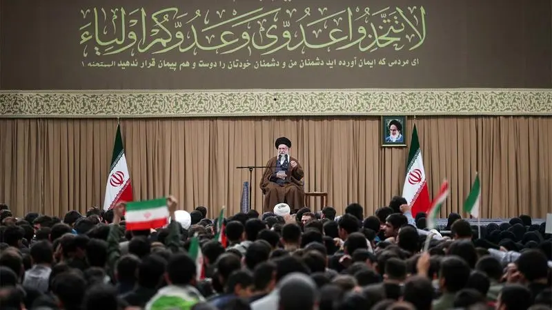 رهبر انقلاب در دیدار هزاران نفر از دانش‌آموزان و دانشجویان 