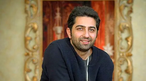 مراسم ساده و عاشقانه سالگرد ازدواج علی سخنگو و همسرش در حیاط دنج که حس و حال خونه مادربزرگ ها رو داره