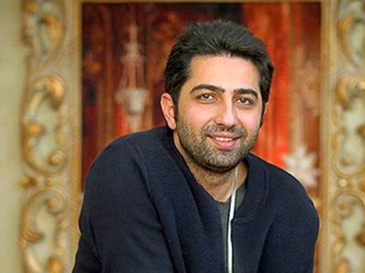 مراسم ساده و عاشقانه سالگرد ازدواج علی سخنگو و همسرش در حیاط دنج که حس و حال خونه مادربزرگ ها رو داره