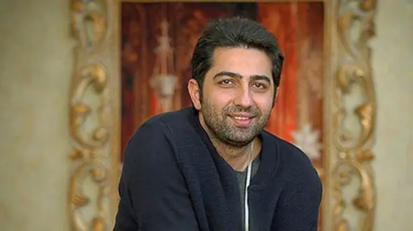 مراسم ساده و عاشقانه سالگرد ازدواج علی سخنگو و همسرش در حیاط دنج که حس و حال خونه مادربزرگ ها رو داره