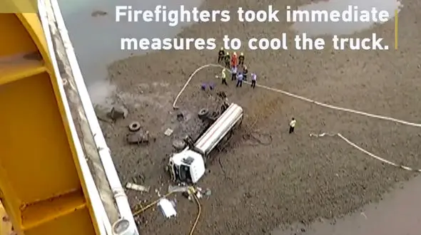 سقوط تریلی تانکر از روی پل چهل متری را ببینید + فیلم